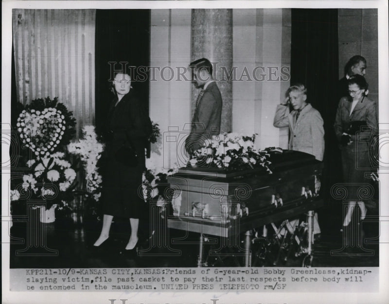 Load image into Gallery viewer, 1953 Press Photo Friend Of Bobby Greenloase Pay Their Last Respects
