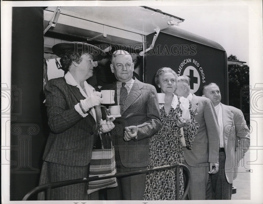 1942 Press Photo Group Of Representatives Sample Coffee By A Mobile Canteen