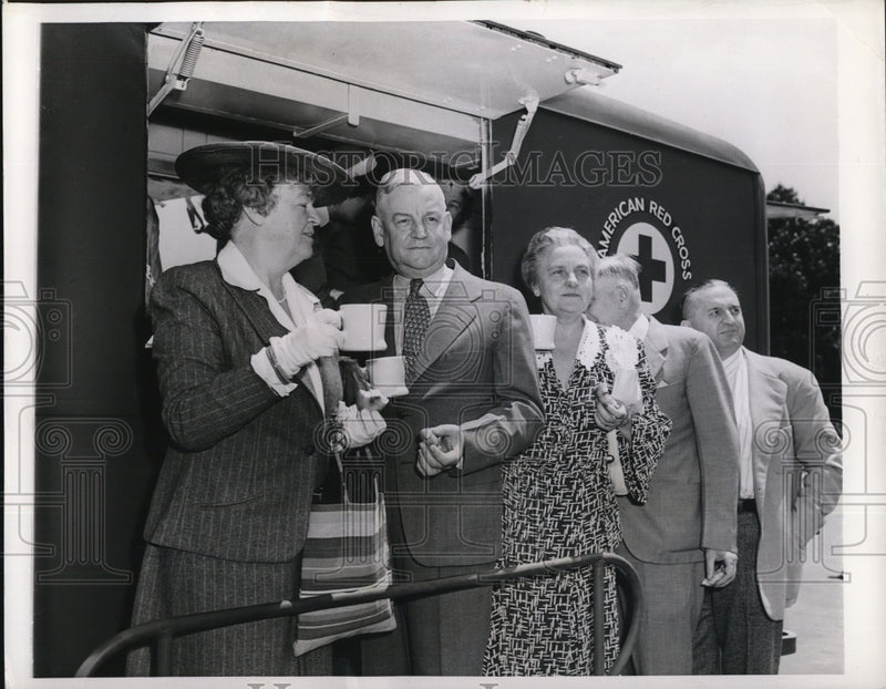 Load image into Gallery viewer, 1942 Press Photo Group Of Representatives Sample Coffee By A Mobile Canteen
