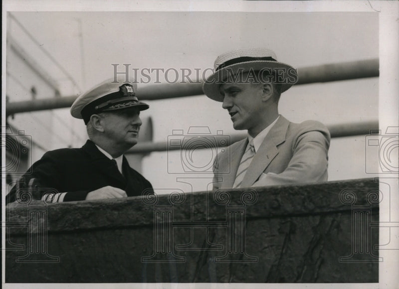 Load image into Gallery viewer, 1937 Press Photo John Redmond Captain Speaks With Hugh Middleton, Freight Agent
