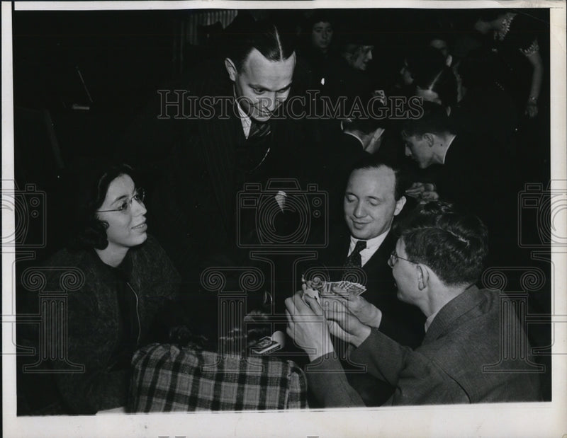 Load image into Gallery viewer, 1938 Press Photo Al Sobol giving instructions
