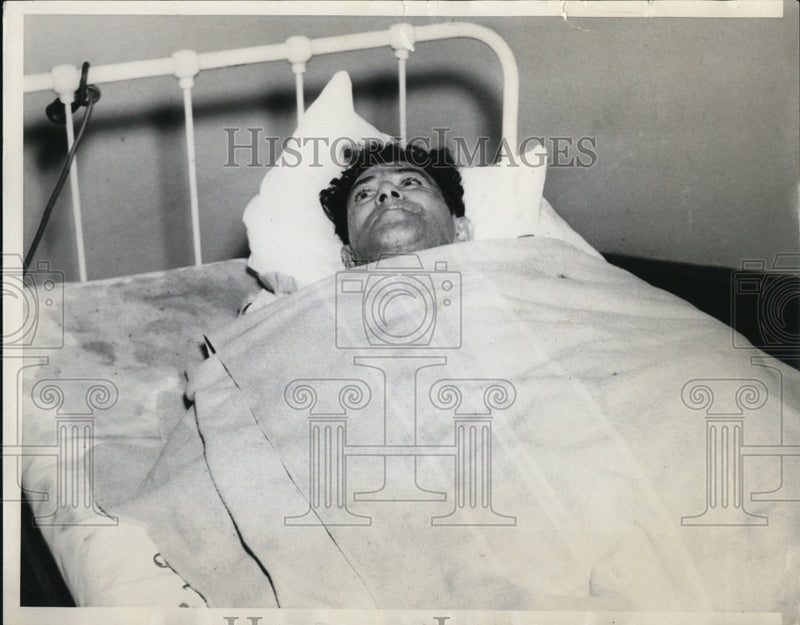 Load image into Gallery viewer, 1937 Press Photo Louis Sherby at the hospital bed
