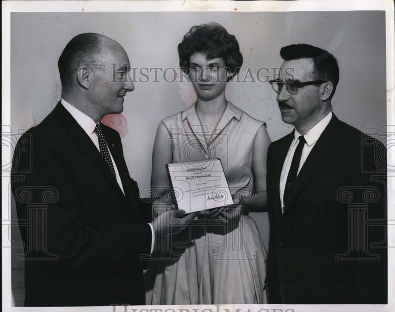 Load image into Gallery viewer, 1962 Press Photo Terry Jane Hogan Accepts Four-Year Henry R. Towne Scholarship
