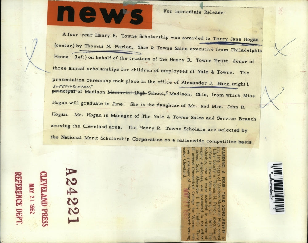 1962 Press Photo Terry Jane Hogan Accepts Four-Year Henry R. Towne Scholarship