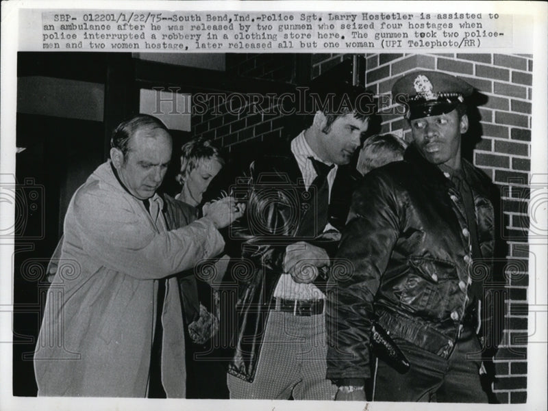 Load image into Gallery viewer, 1975 Press Photo Larry Hostetler Police Sergeant Released In Hostage Situation
