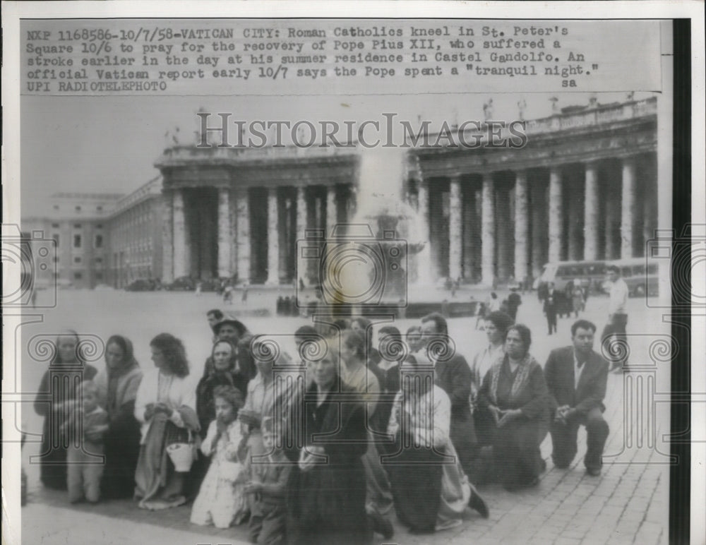 1958 Press Photo Catholics Pray In St. Peter's Square For Pope Pius XII's Health