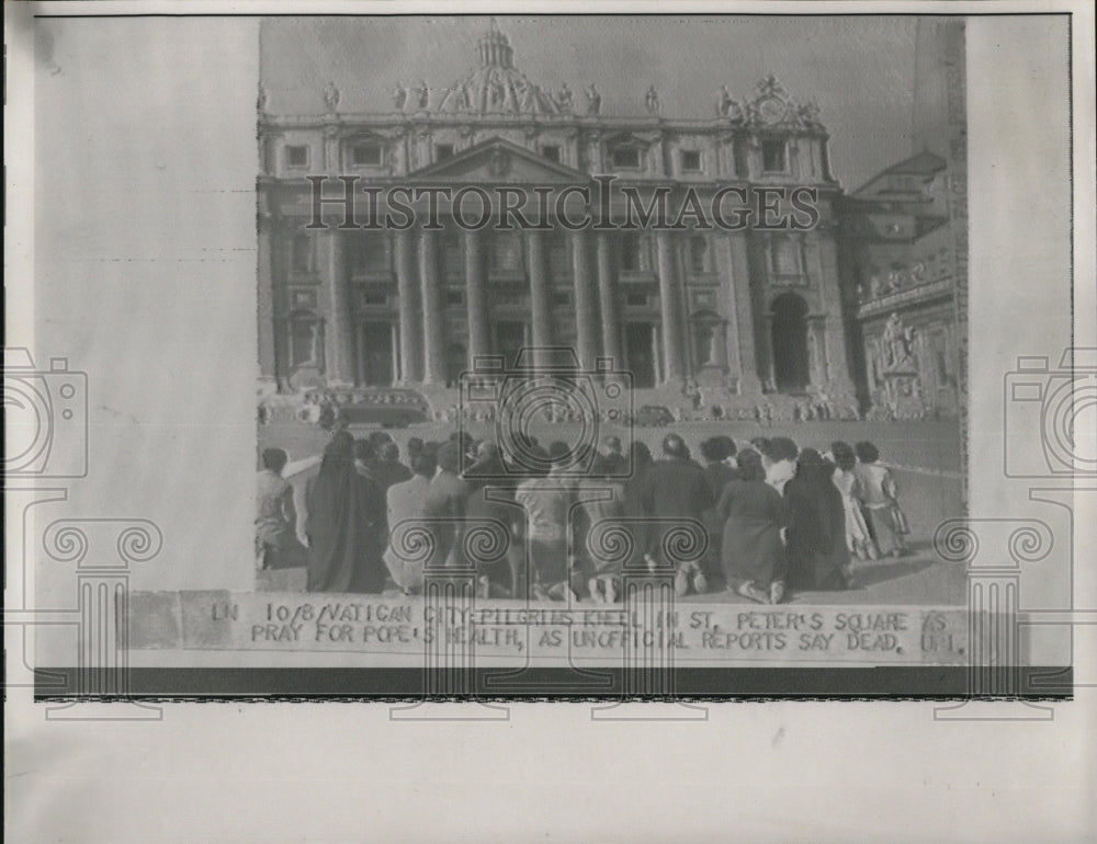 1958 Press Photo Pilgrims outside of St. Peter's Square
