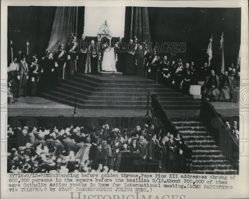 Load image into Gallery viewer, Press Photo Pope Pius XII addresses a throng of 600,000 people

