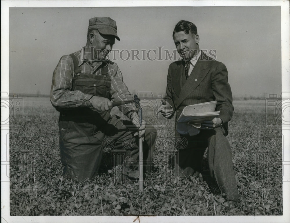 1941 Press Photo County surveyor W. C. Smith shows tenant Center of Pop. stake
