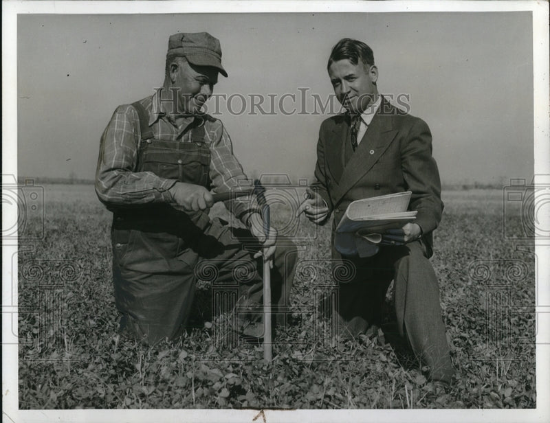 Load image into Gallery viewer, 1941 Press Photo County surveyor W. C. Smith shows tenant Center of Pop. stake
