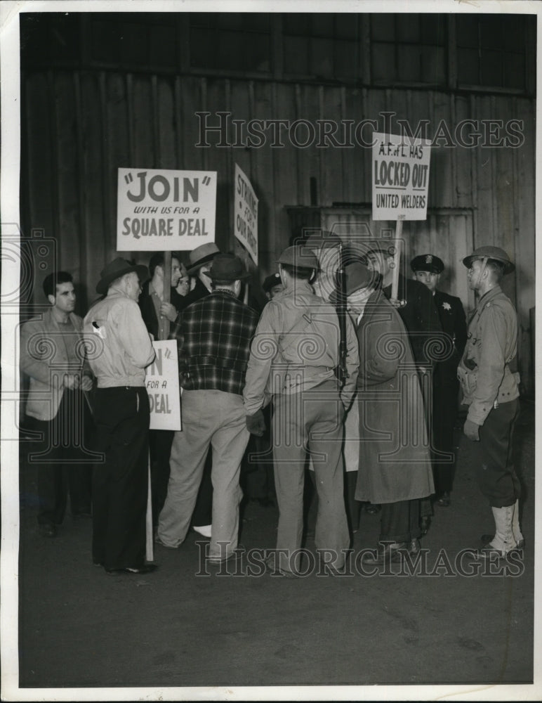 1941 Press Photo San Francisco Welders pickets surround COl E B Sarlesm in charg