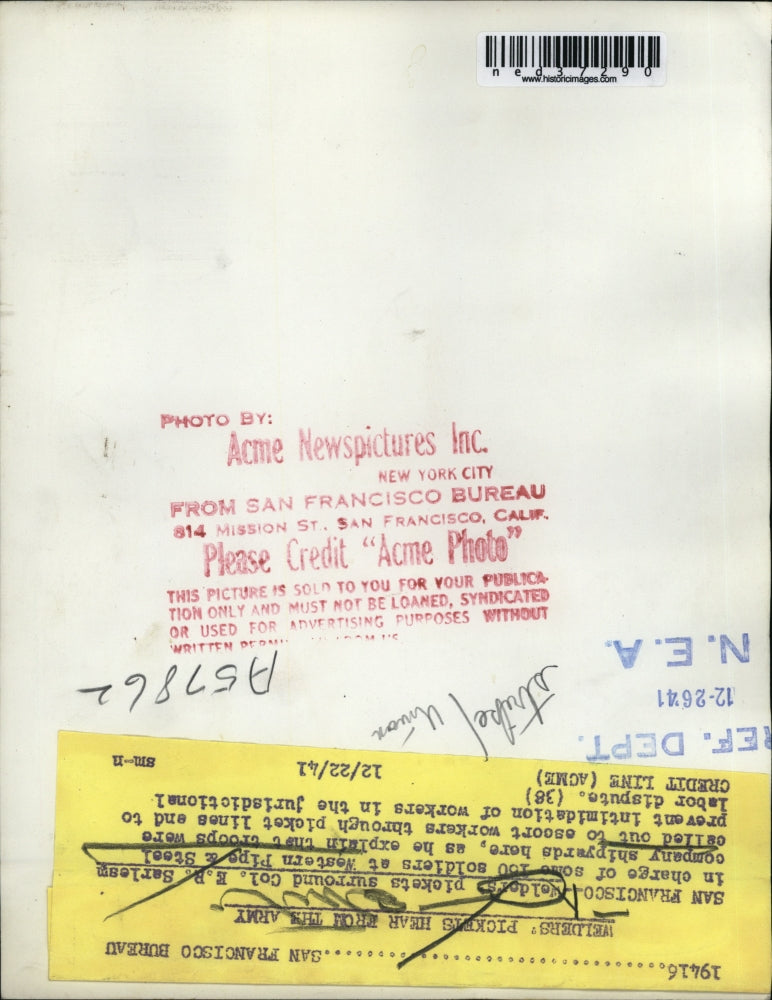 1941 Press Photo San Francisco Welders pickets surround COl E B Sarlesm in charg