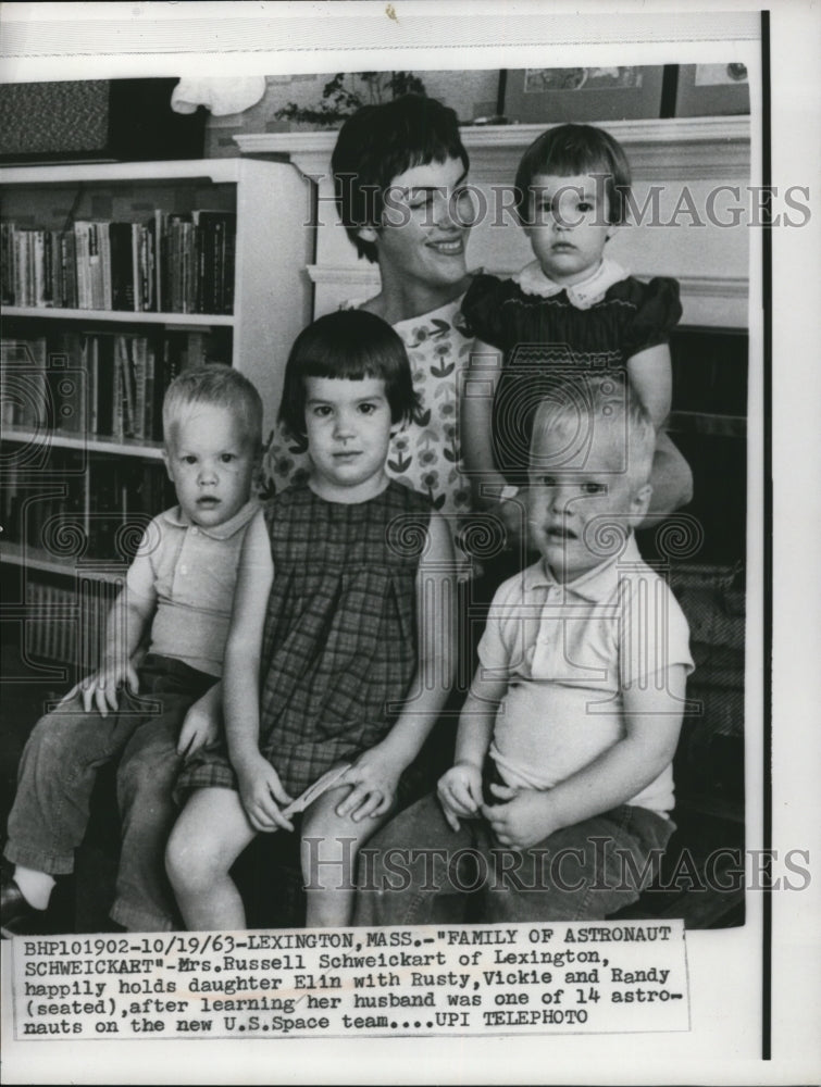 1963 Press Photo Lexington Mass Mrs Russell Schweickart happlily holds daughter