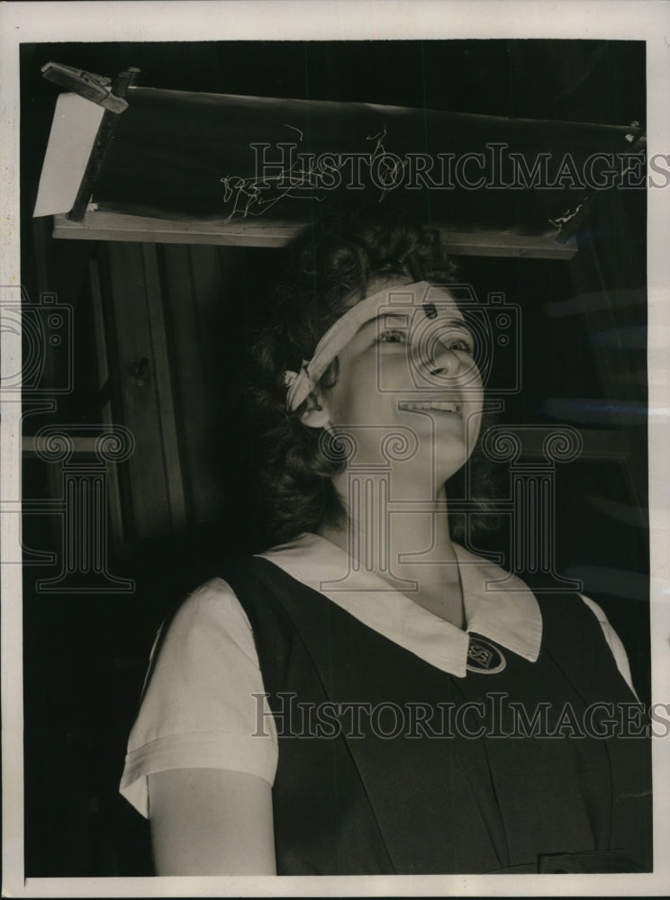 1939 Press Photo Patricia Grojean's Balance Tested In High Heels, Barefoot- Historic Images