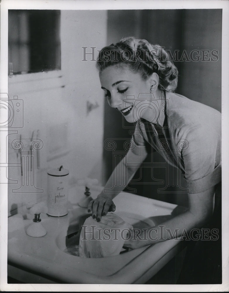 1953 Press Photo Washing Delicates in the Bathroom