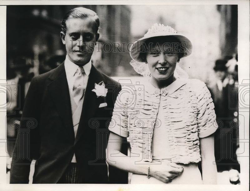Load image into Gallery viewer, 1936 Press Photo Newly wed Ear Normanton &amp; his bride the former Mrs. Palmer.
