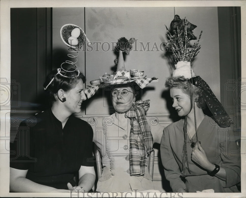1945 Press Photo J.M. Tindall, Mrs. Mildred Plutz and Mrs. M. Davis