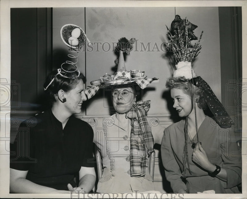 Load image into Gallery viewer, 1945 Press Photo J.M. Tindall, Mrs. Mildred Plutz and Mrs. M. Davis
