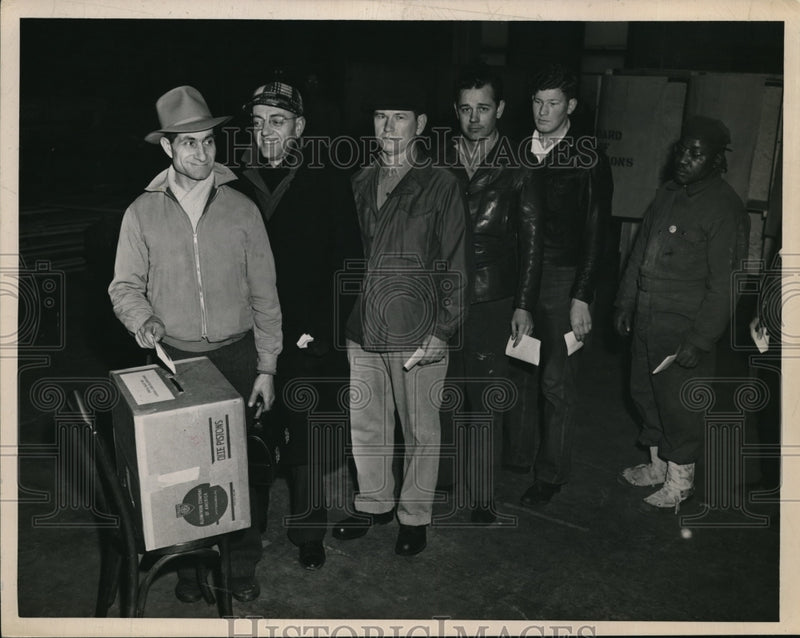 Load image into Gallery viewer, 1949 Press Photo Nick Falasca, Fud Henning, Stanley Cielec, Lonnee Mitchell,
