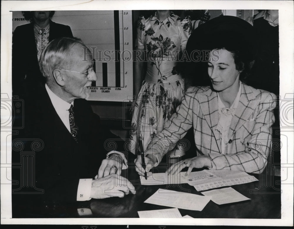 1942 Press Photo Registering the sweet tooth - ned37510