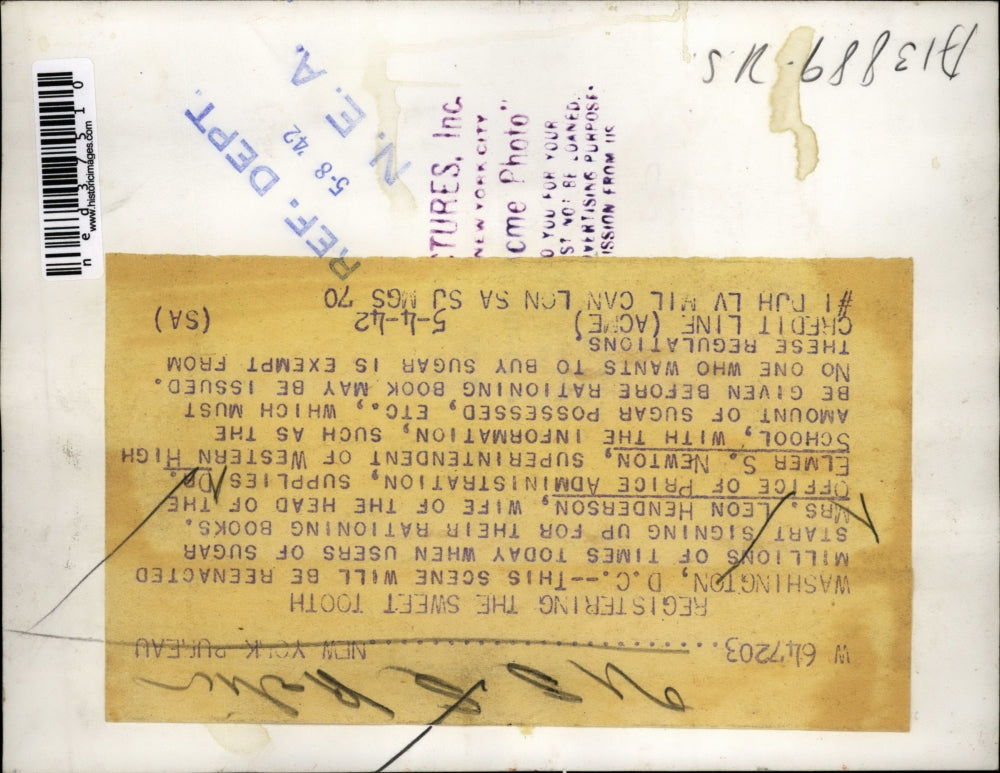 1942 Press Photo Registering the sweet tooth - ned37510