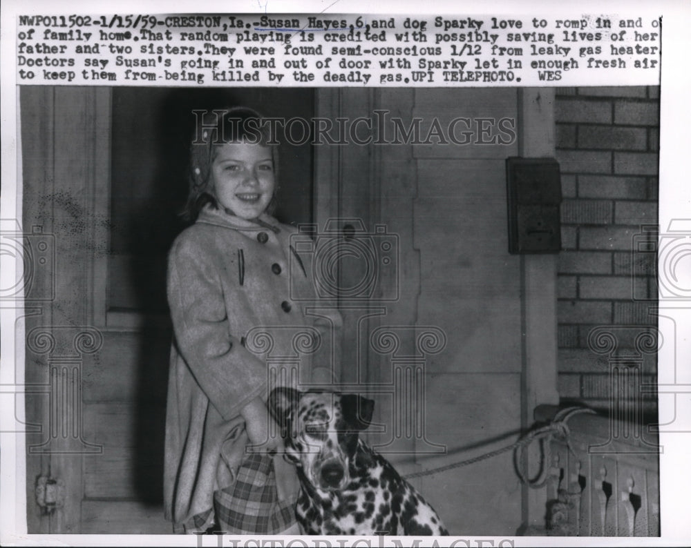 1959 Press Photo Susan Hayes and dog Sparky loves to romp in and out- Historic Images
