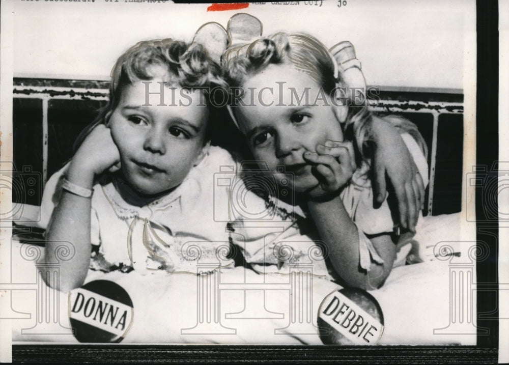 1959 Press Photo Donna and Debbie Horst pose for picture while waiting