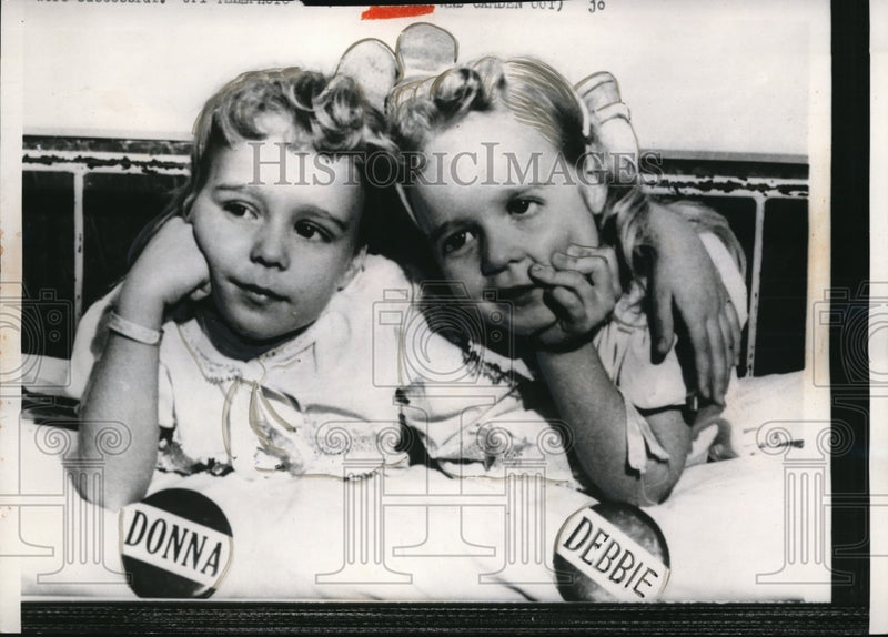 Load image into Gallery viewer, 1959 Press Photo Donna and Debbie Horst pose for picture while waiting

