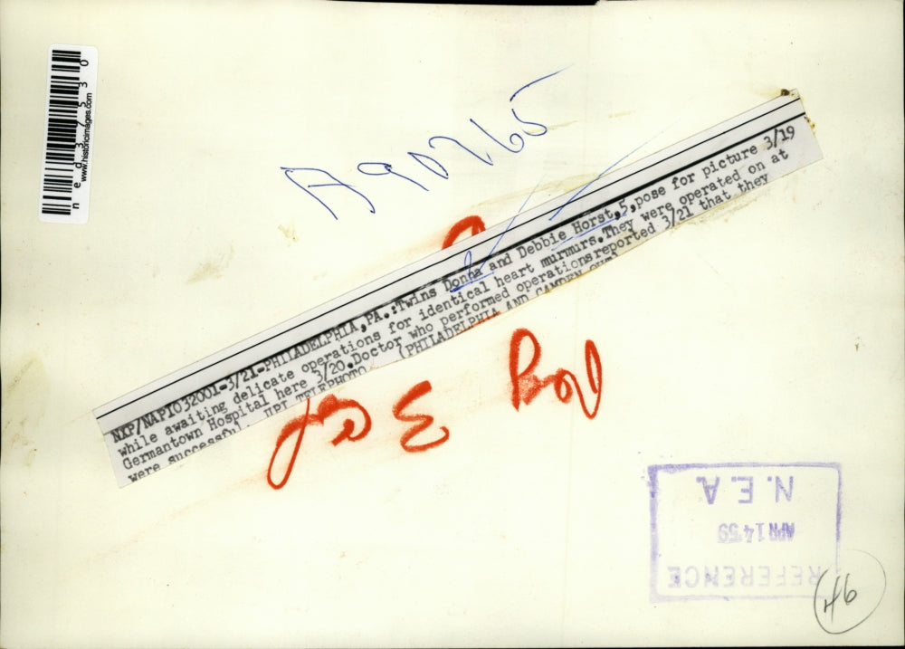 1959 Press Photo Donna and Debbie Horst pose for picture while waiting