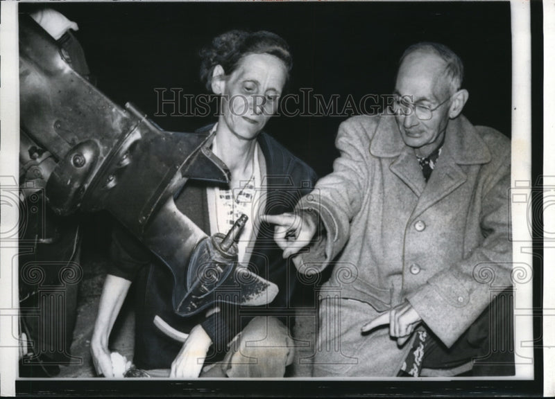 Load image into Gallery viewer, 1959 Press Photo Couple Saved After Three Days on Lake Erie
