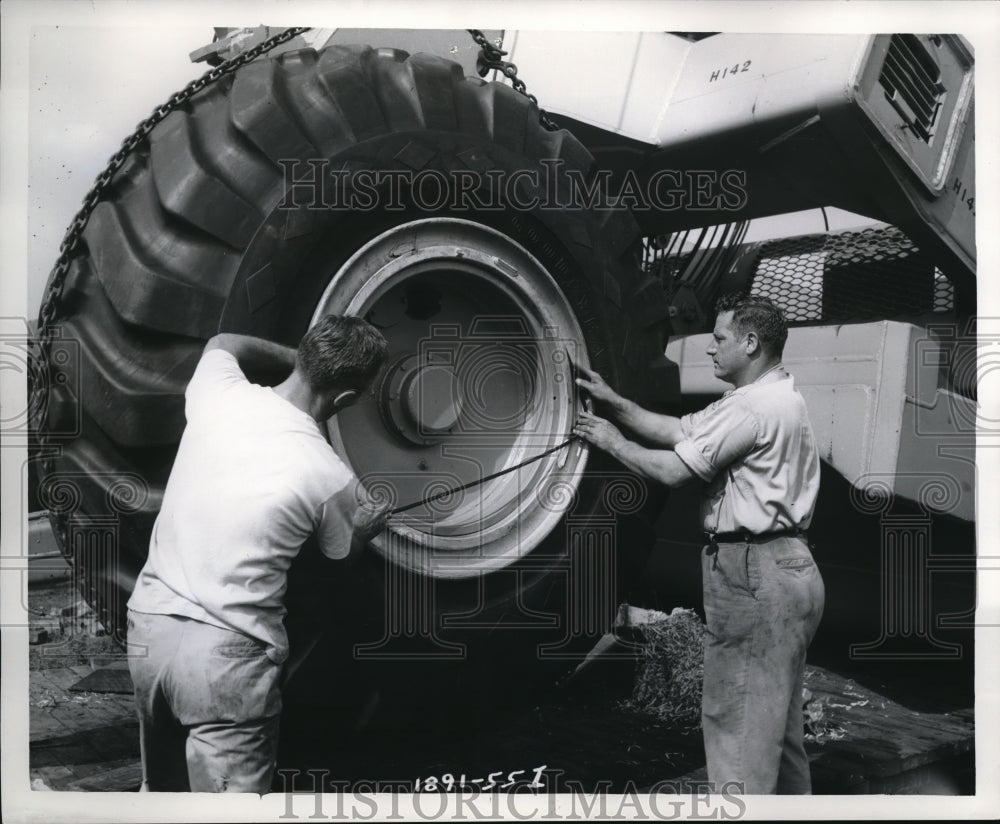 1955 Press Photo Goodyear tubeless Earth Movers tire, installing