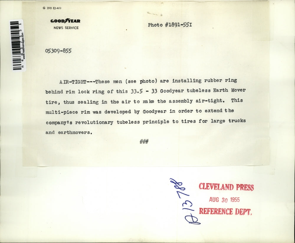 1955 Press Photo Goodyear tubeless Earth Movers tire, installing