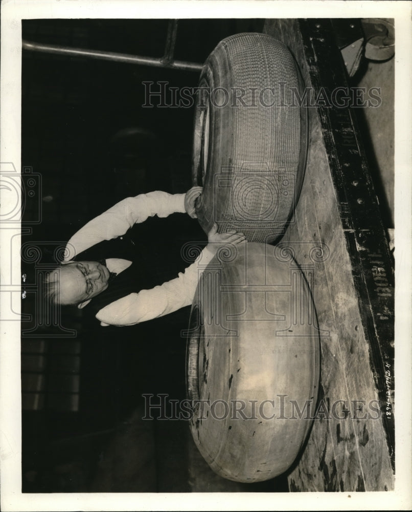 1943 Press Photo C.J. Burkley of 1857, Goodyear boulevard,