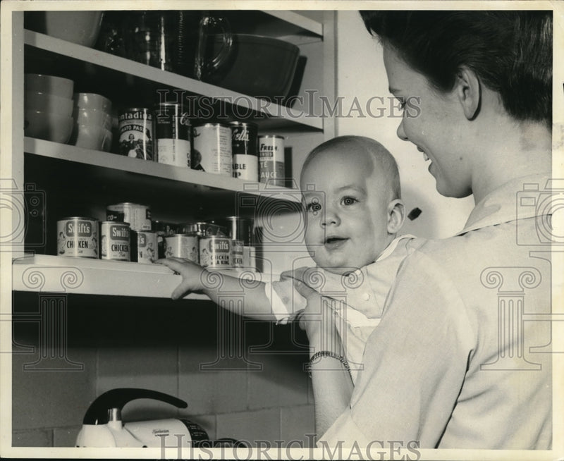 Load image into Gallery viewer, 1958 Press Photo Brendan Tripp, Chicago clergyman's Son, age 6 months
