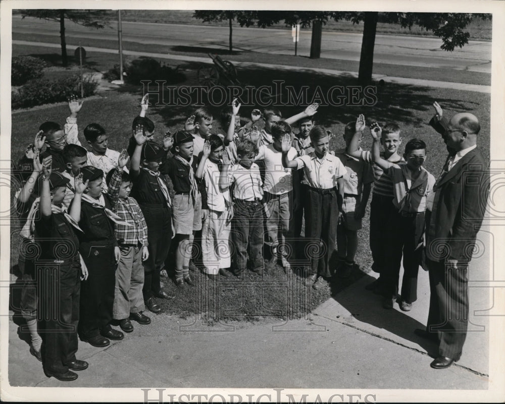Undated Press Photo Mayor Henry Jones of Mayfield Heights swearing in young scouts