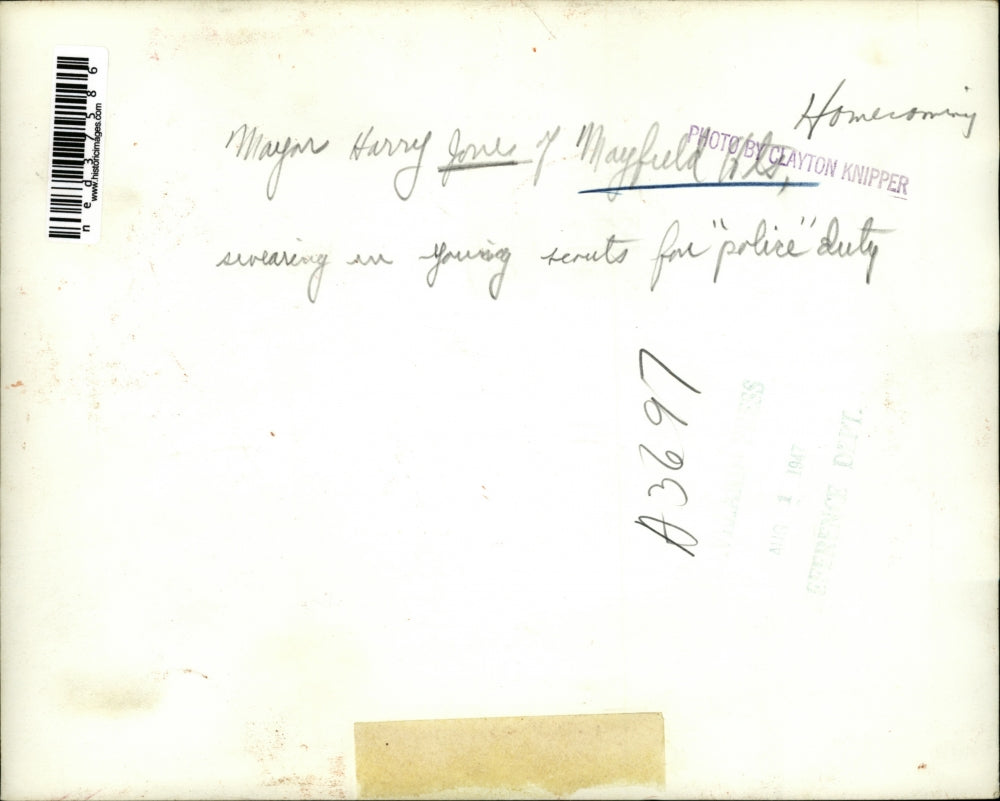 Undated Press Photo Mayor Henry Jones of Mayfield Heights swearing in young scouts