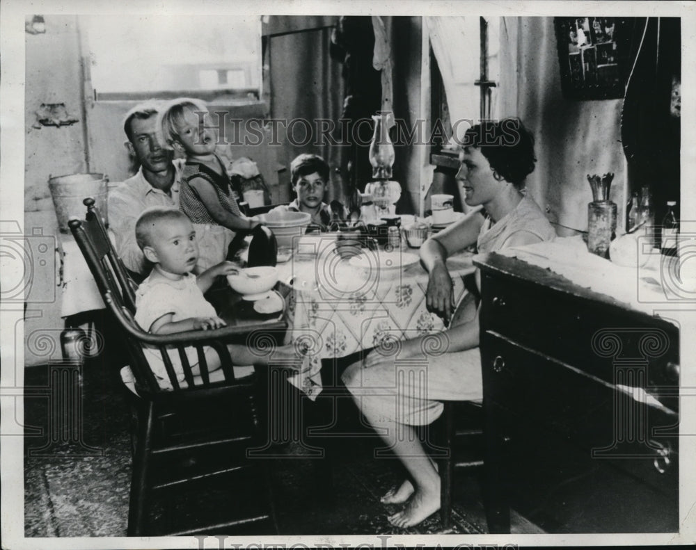 1934 Press Photo Photo shows a scene typical of the living conditions in this