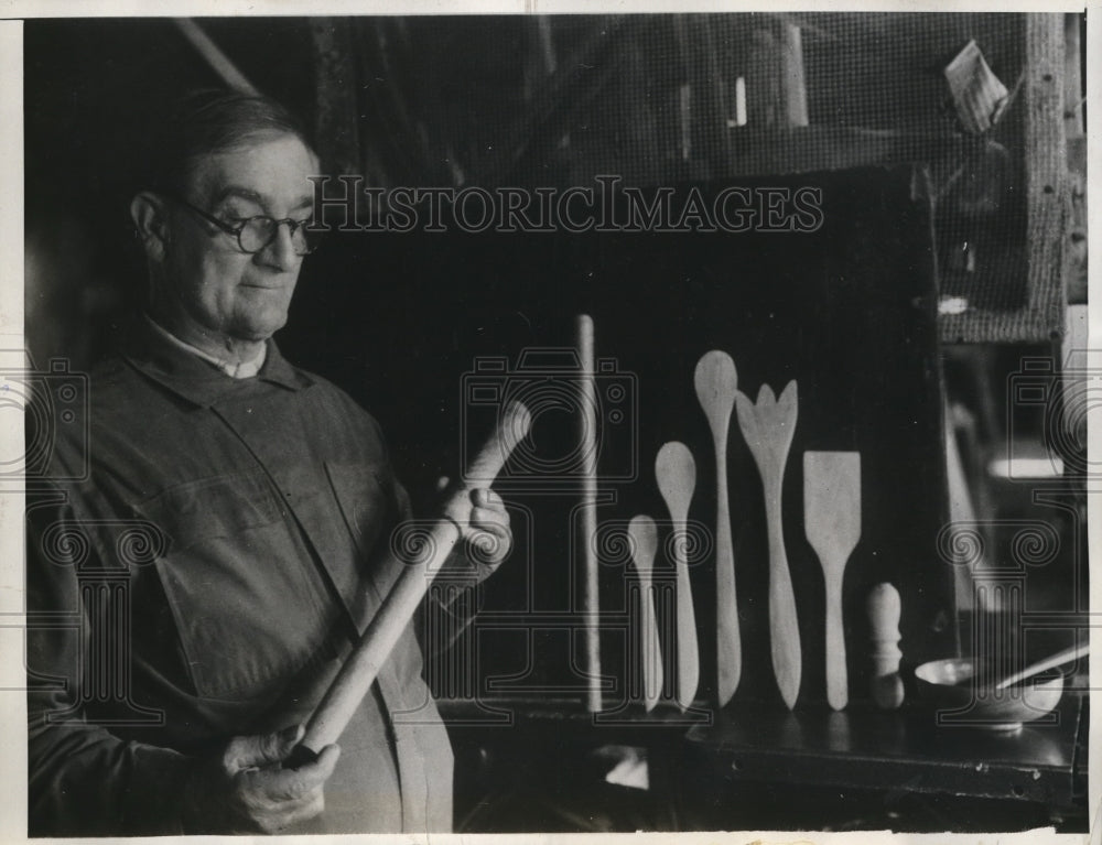 1932 Press Photo Samuel Hicks as he looks over some of Byrd's equipment