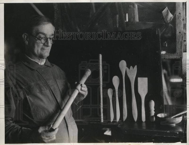 Load image into Gallery viewer, 1932 Press Photo Samuel Hicks as he looks over some of Byrd's equipment
