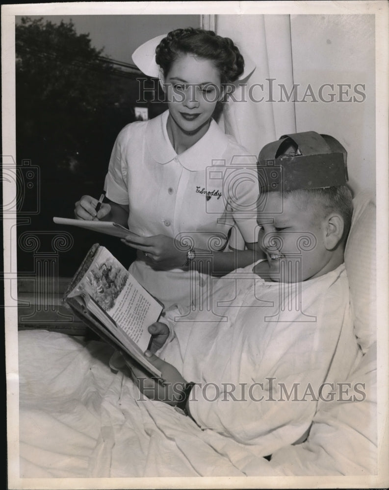 Load image into Gallery viewer, 1947 Press Photo Charles Wayne Hudson with nurse Elizabeth Snoody - ned37605
