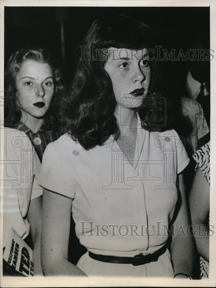 1947 Press PhotoArt student Mary Ham faces eviction - ned37606
