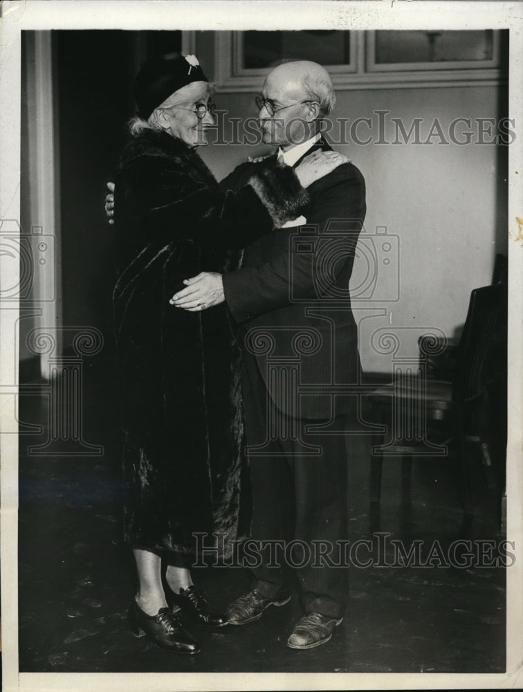 1931 Press Photo Finds Wife After Three Days Disappearance