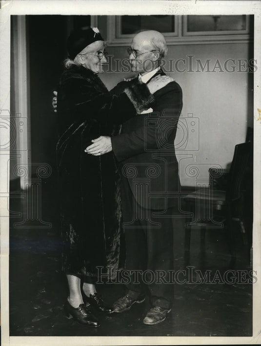 1931 Press Photo Finds Wife After Three Days Disappearance