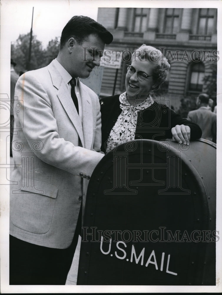Load image into Gallery viewer, 1958 Press Photo Carl Culpepper and wife Elaine of Miami
