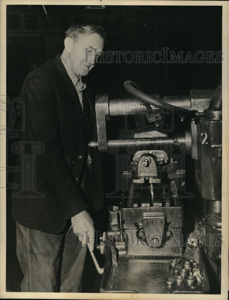 1943 Press Photo Greater Life Expectancy than Hitler