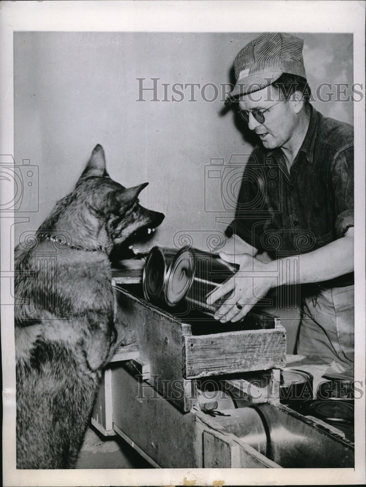 1944 Press Photo Julie Johnson, blind employee of Doughboy Mills, Inc.