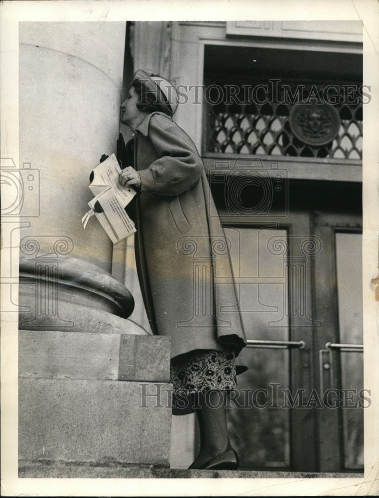 Load image into Gallery viewer, 1937 Press Photo America's divorce capital submits to camera interview.
