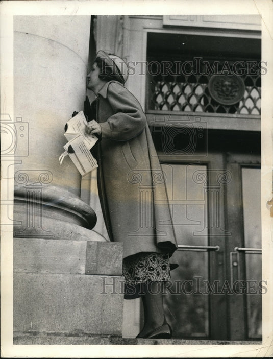 1937 Press Photo America's divorce capital submits to camera interview.