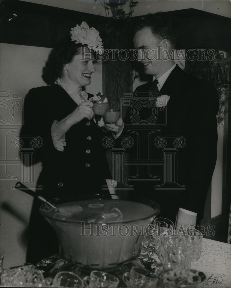 1946 Press Photo Mr and Mrs Somers C. Howard B. Carson - ned37634