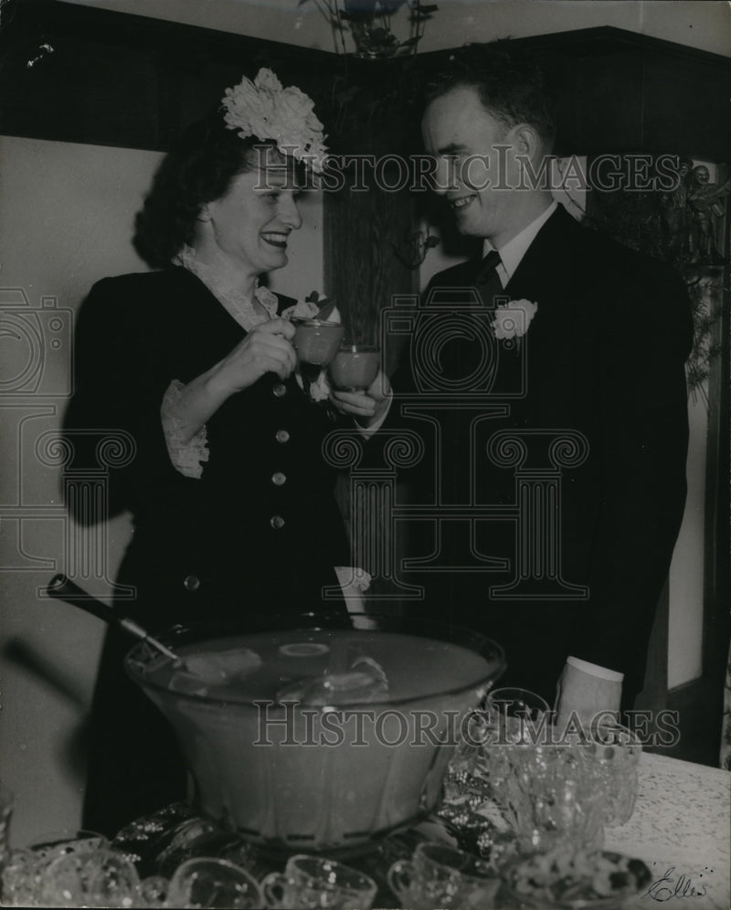 Load image into Gallery viewer, 1946 Press Photo Mr and Mrs Somers C. Howard B. Carson - ned37634
